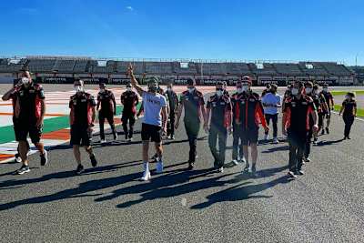 Die Aprilia-Truppe beim gemeinsamen Track-Walk 