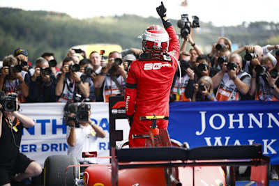 Charles Leclerc nach seinem ersten GP-Sieg in Belgien: Zeichen zum Himmel für seine verlorenen Lieben