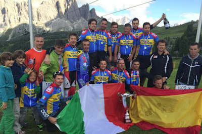 Fernando Alonso mit seinem Kumpels in den Dolomiten