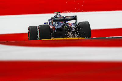 Das kann ins Auge gehen: Am Trainingsfreitag sorgte der Ritt über die Randsteine für einigen Schrott