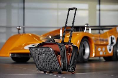 Der neue Pilotenkoffer vor einem CanAm-McLaren