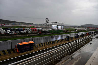 Grau und Regen verhangen: Die Strecke in Valencia