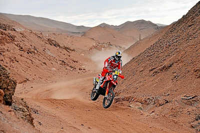 Überraschung: Fliegt der Rallyepilot, weil er es so wollte, oder weil er den Absprung zu spät sah?