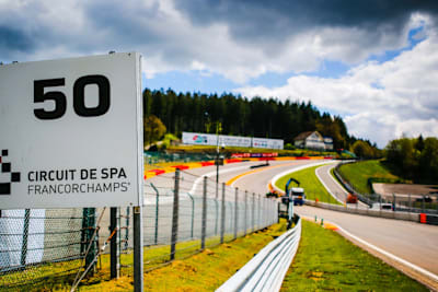 Anfangs wird es in Spa-Francorchamps recht freundlich, dann aber kommen Wolken und Regen