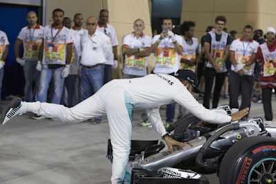 Lewis Hamilton: Ein liebevoller Klaps für seinen Silberpfeil