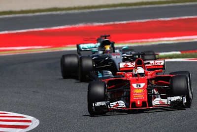 Sebastian Vettel vor Lewis Hamilton