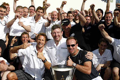 Teamchef Brawn will Button (li.) halten