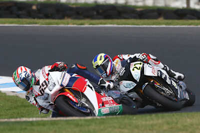 Nicky Hayden (69) bekam gegen Rennende Besuch von Markus Reiterberger (21)