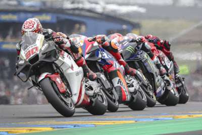 Taka Nakagami (vorne) hätte es aus eigener Kraft nicht in die Punkte geschafft