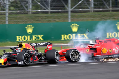 Vettel rammt in England Verstappen