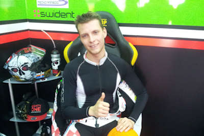 Für SPEEDWEEK rang sich Dominic Schmitter trotz Schmerzen ein Lächeln ab