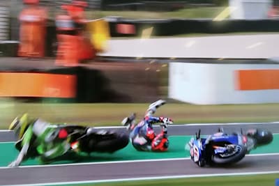 Sandro Cortese (li.) und Garrett Gerloff flogen heftig ab