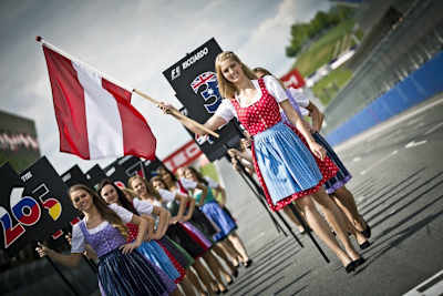 Am Red Bull Ring trugen die Grid-Girls fesche Dirndl