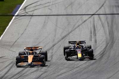 Oscar Piastri gegen Sergio Pérez