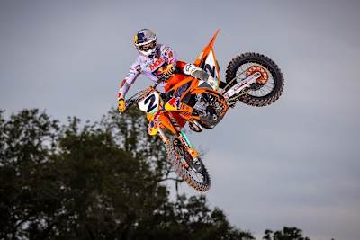 KTM 450 SX-F Factory Edition: Schöner fliegen im Werksfahrer-Design