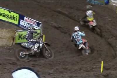 Marvin Musquin setzt sich im ersten Lauf von Washougal gegen Cooper Webb durch