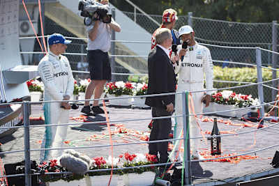Martin Brundle beim Interview mit Lewis Hamilton