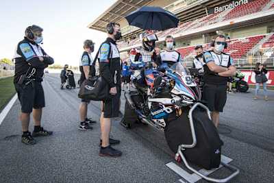 Jonas Folger auf dem Bike, links im Bild Michael Galinski