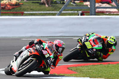 Die Aprilia-Werksfahrer Aleix Espargaró und Andrea Iannone