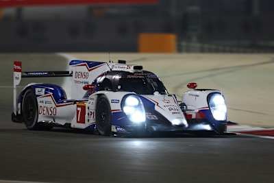 Auch im Jahr 2014 fuhren die Fahrzeuge der FIA WEC in Bahrain in die Nacht hinein – so wie hier der Toyota TS040 Hybrid von Alex Wurz