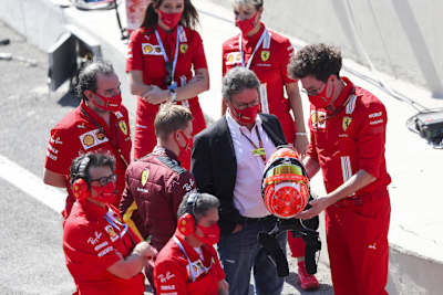 Ferrari-Teamchef Mattia Binotto (rechts) zeigt CEO Louis Camilleri den Helm von Mick Schumacher