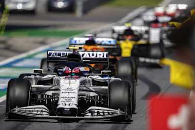 Pierre Gasly während einer Safety-Car-Phase, als das Feld durch die Boxengasse geführt wurde