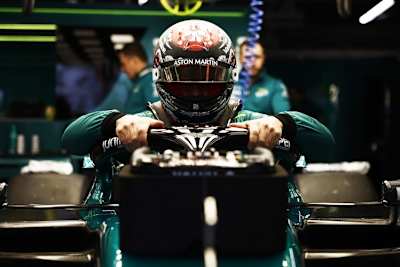 Vorerst bleibt Fernando Alonso am Steuer: Der zweifache Champion hat seinen Fahrer-Vertrag verlängert