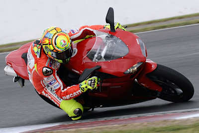 Mit Rückspiegeln: Valentino Rossi auf Probefahrt 