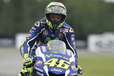 Um 16h führte Valentino Rossi die Zeitenliste an