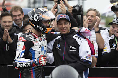 Toprak Razgatlioglu (re.) war einer der ersten Gratulanten bei Michael van der Mark