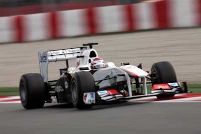 Der Sauber-Ferrari nimmt wieder Fahrt auf.