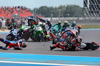 Der erste Superbike-Lauf auf dem Balaton Circuit begann mit einem Massensturz