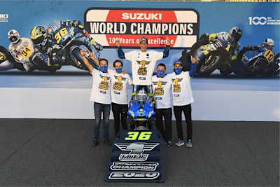 Sylvain Guintoli, Davide Brivio, Joan Mir, Technical Manager Ken Kawauchi und Alex Rins (v.l.n.r.) posieren für das Erinnerungsbild