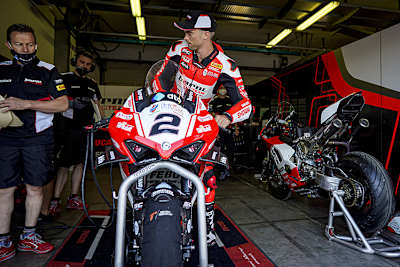 Sorgengeplagt: Teamchef Marco Barnabo (li.) und sein Fahrer Leon Camier