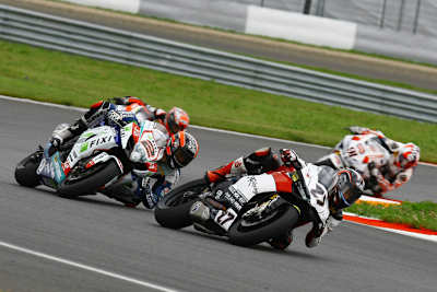 Max Neukirchner (27) im Kampf mit Leon Camier