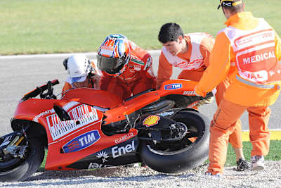 Stoner: Sturz und Ausfall in der Aufwärmrunde