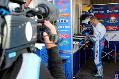 Das Fernsehen war live dabei, als Nicki Pedersen in seiner Box ausflippte