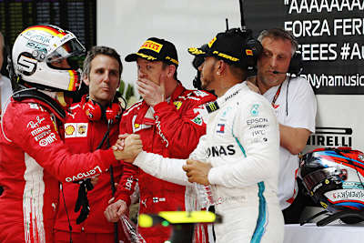 Handschlag zwischen Vettel und Hamilton, Räikkönen ist wenig begeistert