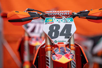 Die KTM 450 SX-F von Jeffrey Herlings bleibt in Loket unter dem Team-Zelt