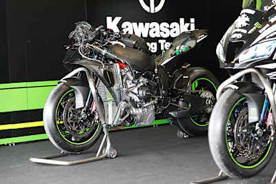 Die Kawasaki ZX-10RR gestrippt