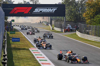 Valtteri Bottas ist schon durch, Max Verstappen vor dem Rest des Feldes, hinten ist Pierre Gasly ausgerutscht