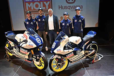 Die Moto2-Piloten Darryn Binder und Tulovic, Liqui-Moly-Marketing-Chef Peter Baumann, daneben Sasaki und Veijer