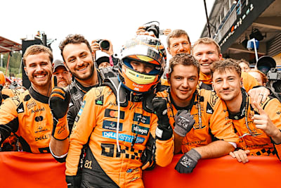 Oscar Piastri feiert in Belgien mit seiner Mannschaft