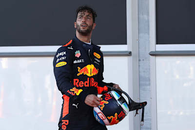 Daniel Ricciardo beim Blick auf die Ergebnisliste