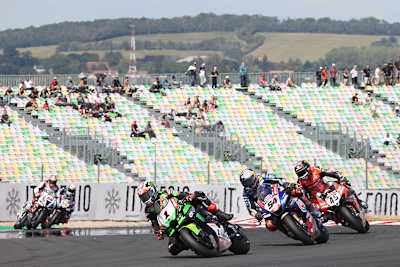 Jonathan Rea vor Toprak Razgatlioglu und Scott Redding