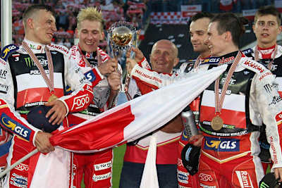 Was geschieht, wenn ein Teammitglied positiv auf SARS-CoV-2 getestet wird?