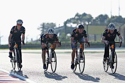 Der Pistenspaziergang war dieses Mal eine Pistenfahrt. Zweiter von rechts: Max Verstappen