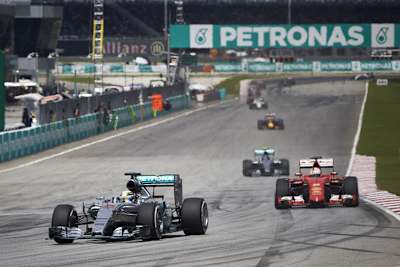 Sebastian Vettel im Sandwich der Silberpfeile