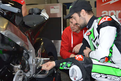 Eugene Laverty inspiziert sein neues Arbeitsgerät