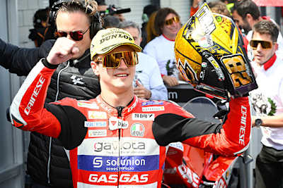 Izan Guevara: Der goldene Helm war für die Titelfeier längst vorbereitet